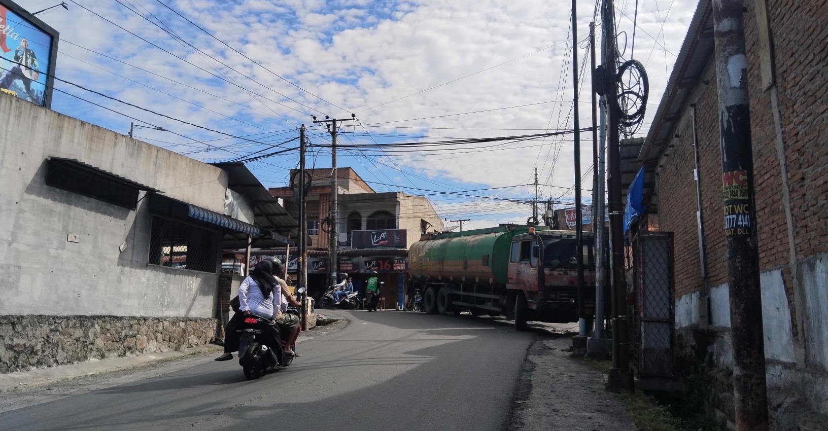 Dua jam mogok, truk tangki picu kemacetan di jalan melanton siregar dua jam mogok, truk tangki picu kemacetan di jalan melanton siregar
