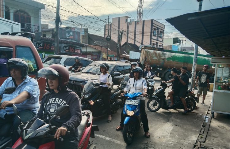 Dua jam mogok, truk tangki picu kemacetan di jalan melanton siregar kemacetan di lokasi terjadi pasca truk tangki alami mogok. (foto: gideon surbakti)