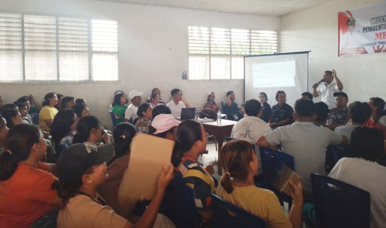 "kalau pengurus koperasi lari bawa uang gimana? " pembentukan koperasi merah putih di kantor kelurahan tong marimbun. (foto: reynaldi manik)