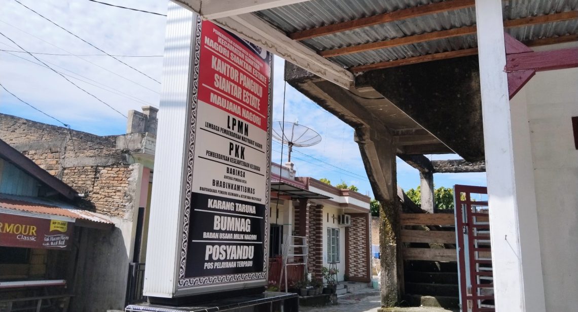 Plang kantor diganti, pangulu siantar estate ngaku tak tahu siapa pelakunya plank neon box terpajang di kantor nagori siantar estate. (foto: gideon surbakti)