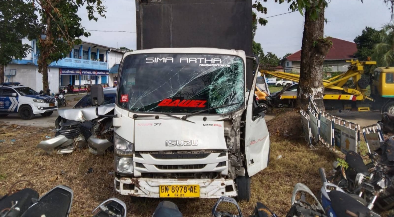 Angkot terguling di simalungun, warung dan bengkel jadi korban angkot terguling di simalungun, warung dan bengkel jadi korban