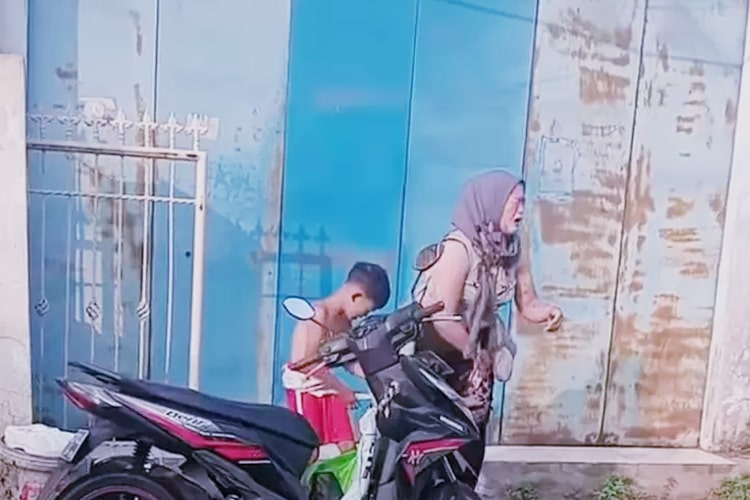 seorang ibu dan putranya menjadi korban penyiraman air keras oleh dua orang tak dikenal di kota sukabumi.