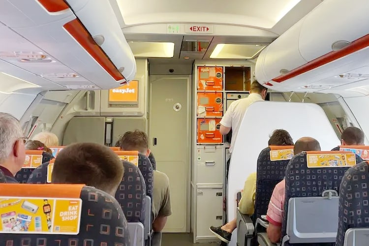 sebuah penerbangan maskapai easyjet berubah menjadi pengalaman menegangkan akibat ulah sekelompok wisatawan mabuk di pesawat.