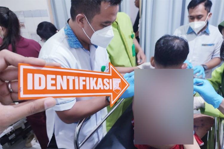 ibu rumah tangga dan anaknya menjadi korban penyiraman air keras oleh dua pria tak dikenal saat melintas di pagi hari.