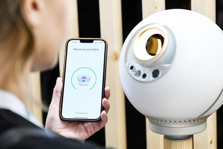 Cara kerja Orb, merekam serangkaian citra iris yang diolah menjadi kode iris, yakni representasi digital dari pola unik pada tekstur mata seseorang.