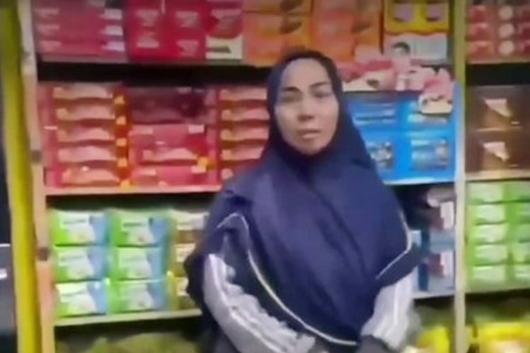 wanita pencuri 19 kaleng sarden dari sebuah toko kelontong di kawasan rumbai pesisir, pekanbaru, riau, diserahkan ke polisi.