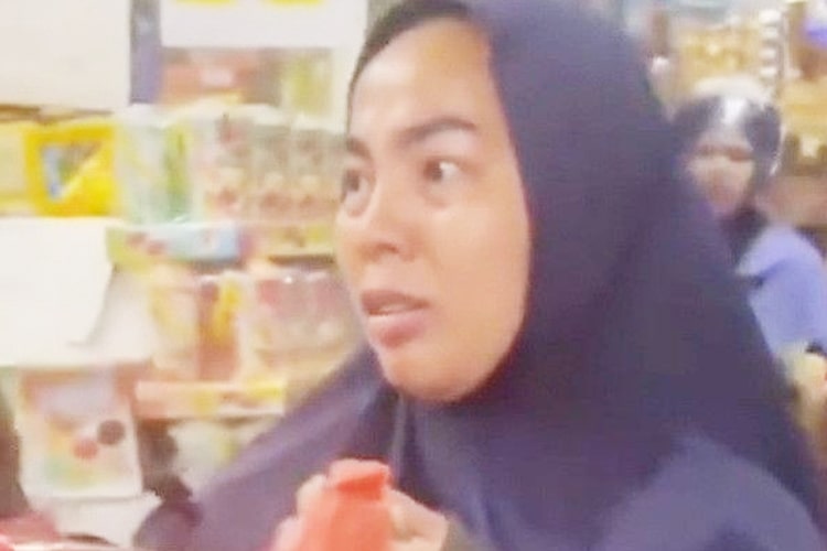 rekaman video yang memperlihatkan aksi wanita curi sarden di sebuah toko kawasan rumbai pesisir, pekanbaru, riau, viral di media sosial.