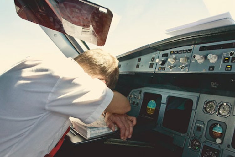 kopilot pingsan saat pilot ke toilet, selama kurang lebih sepuluh menit, pesawat terbang tanpa kendali langsung dari awak pesawat.