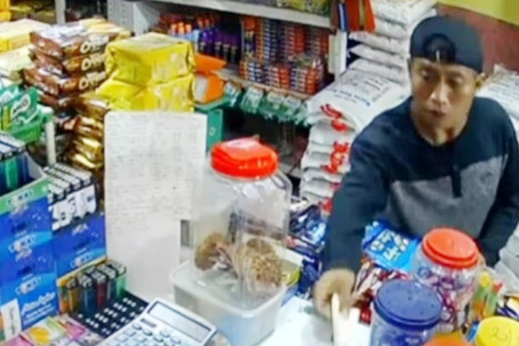 aksi preman di deli serdang menjadi viral di media sosial setelah dirinya kedapatan mengambil beras dari sebuah warung sembako.
