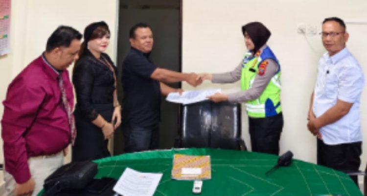 Usai berdamai, kapolri harus menindak odong-odong yang tidak sesuai aturan di siantar penggugat rindu marpaung dan kasat lantas dari pihak tergugat bersalaman usai sepakat berdamai.