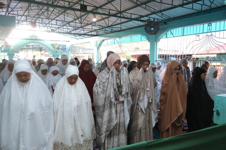 Herlina: idul adha ajarkan pengorbanan-berbagi wakil walikota herlina jalani salat id di masjid al ikhlas dekat kediaman pribadinya. ist