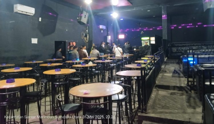 Razia di koin bar, petugas gabungan disambut ruangan yang sepi tampak pengunjung koin bar masih sepi setibanya petugas datang merazia. (foto: reynaldi manik)