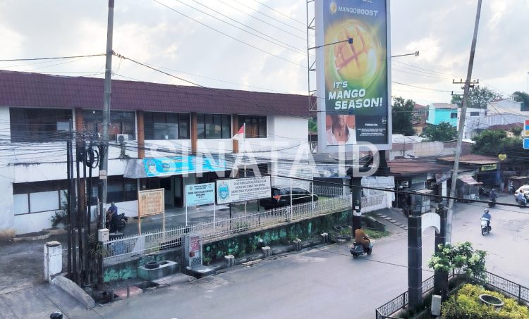 Pembiaran reklame ilegal di pematangsiantar, ada apa? reklame didirikan diberam jalan, tepat didepan instansi pemerintah. ist