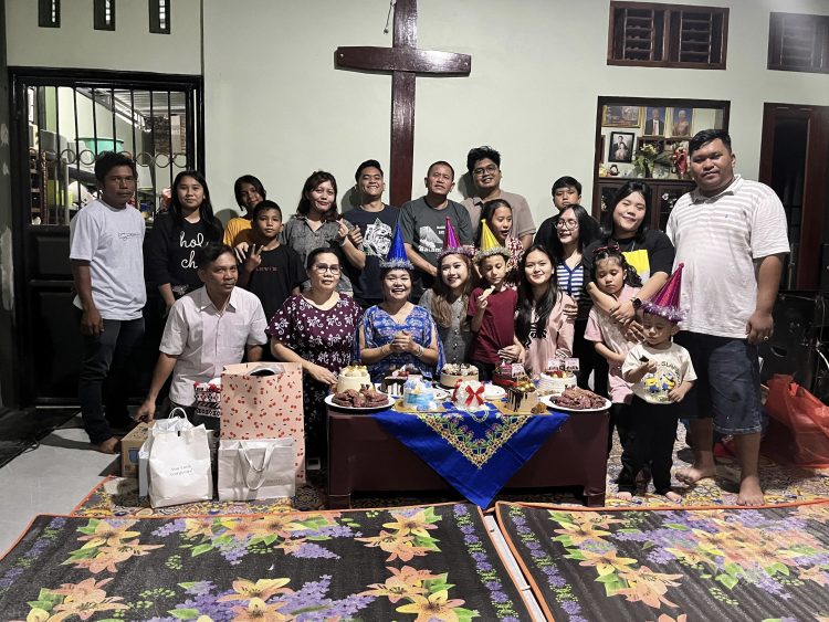 Empat cahaya di satu malam: ulang tahun penuh berkat keluarga ferry sp sinamo empat cahaya di satu malam: ulang tahun penuh berkat keluarga ferry sp sinamo