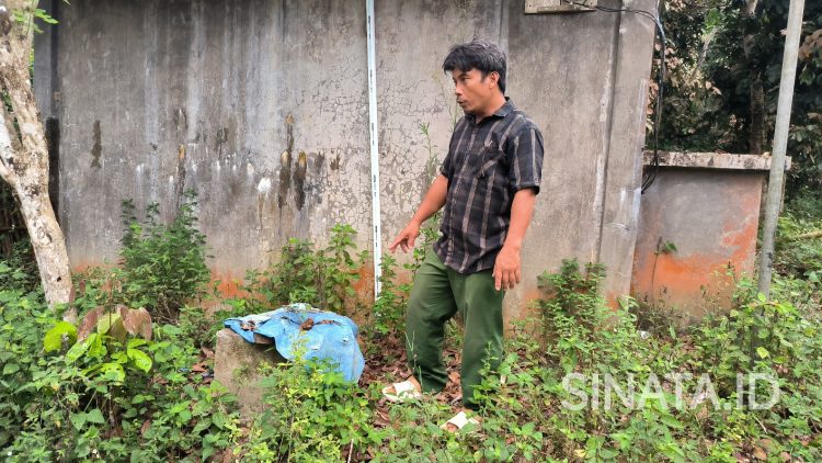 Dari pompa air sampai lampu jalan, warga dusun maratur cerita kepedulian pt ras supriyanto menunjukkan lokasi pompa sumur bor bantuan perusahaan pengolah sawit. ist