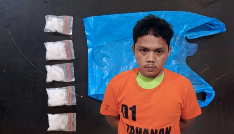 Dari uci ke wak itam, lalu ke ivan: 25 gram sabu hampir tersebar! tersangka berikut barang bukti narkoba sabu yang disita kepolisian. ist