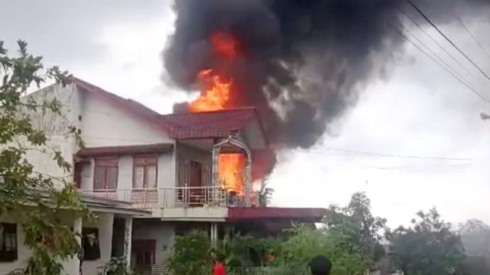 kebakaran di jalan kain batik, kota pematangsiantar.