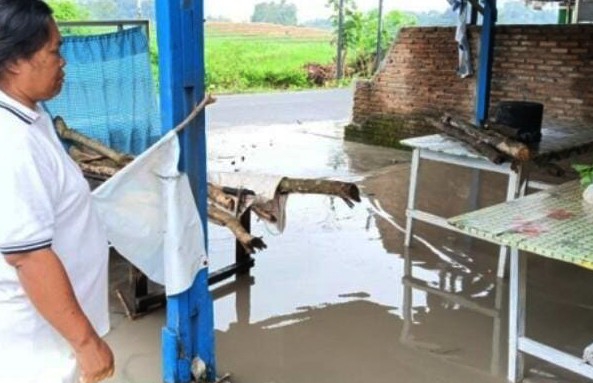banjir di nagori tigabolon kecamatan sidamanik beberapa waktu yang lalu.