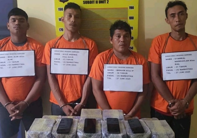 empat tersangka yang dibekuk personil ditresnarkoba poldasu