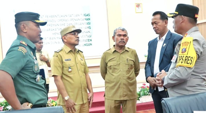 bupati simalungun berbincang dengan kapolres simalungun dan lainnya disela-sela pembentukan satgas anti preman