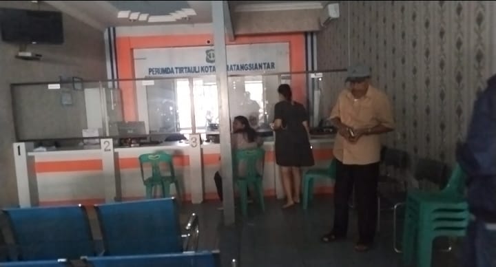 pelayanan perusahaan daerah air minum (pdam) tirta uli kota pematangsiantar dikeluhkan masyarakat.