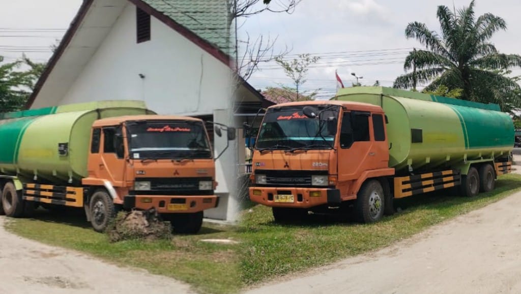dua unit mobil tangki milik pt. tsp tertangkap tangan oleh warga saat membuang limbah cair ke lahan milik warga.