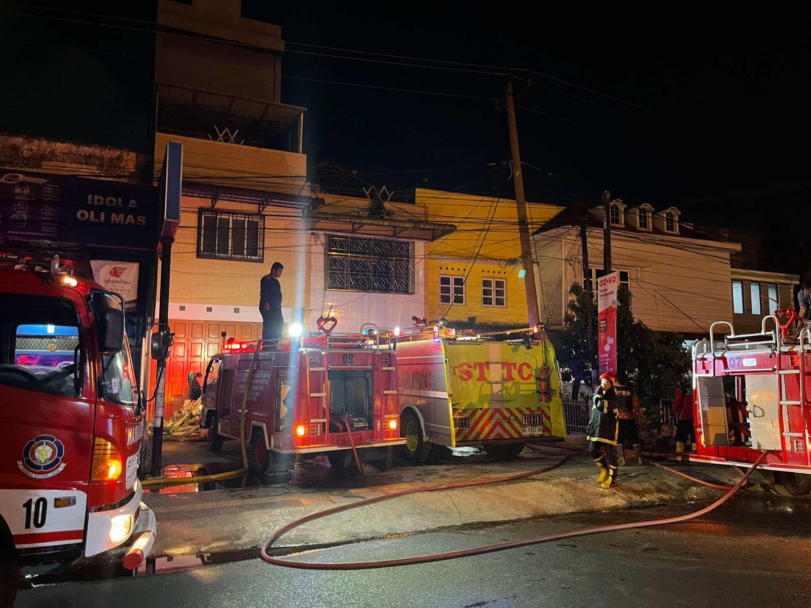 pabrik tahu yang berlokasi di jalan ahmad yani no. 222, kelurahan asuhan, kecamatan siantar timur, kota pematangsiantar, terbakar pada senin dini hari, 28 juli 2025, sekitar pukul 00.30 wib. (sinata/bm/ist)