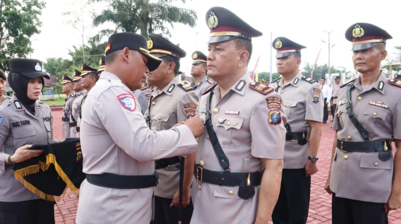 kapolres simalungun saat memimpin prosesi sertijab, salah satunya kapolsek tiga balata yang diemban akp suit purba