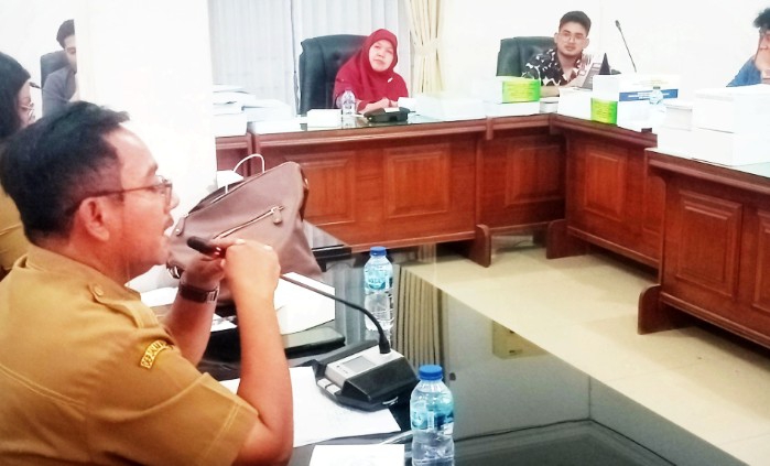 kadis koperasi umkm dan perdagangan herbet aruan saat raker dengan komisi 2 dprd pematangsiantar.