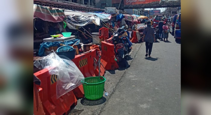 pedagang gedung iv pasar horas berjualan di beram dan badan jalan.