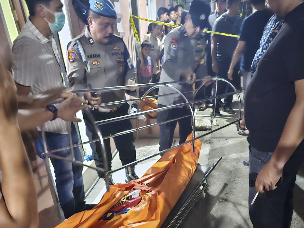 jenazah korban zhacky chaidir rangga, dievakuasi. (sinata/bm/ist)