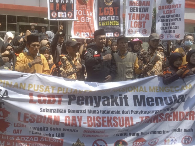 aksi unjuk rasa dari dewan pimpinan pusat payuguban jawa keturunan nusantara bersatu (dpp pujaketarub), kamis (24/7/2025). (sinata/bm/ist)