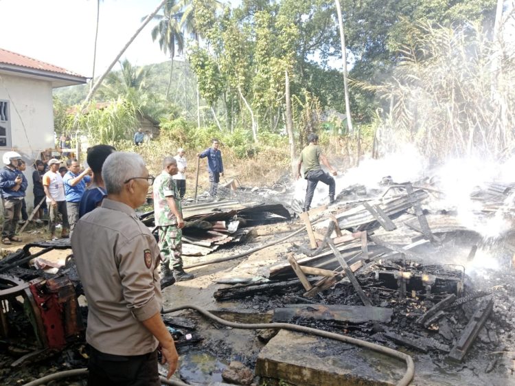Kebakaran hebat hanguskan tiga rumah di padangsidimpuan, kerugian capai rp400 juta tiga unit rumah ludes dilalap si jago merah, kamis 25 juli 2025, pagi sekitar pukul 08.30 wib. (sinata/bm/ist)