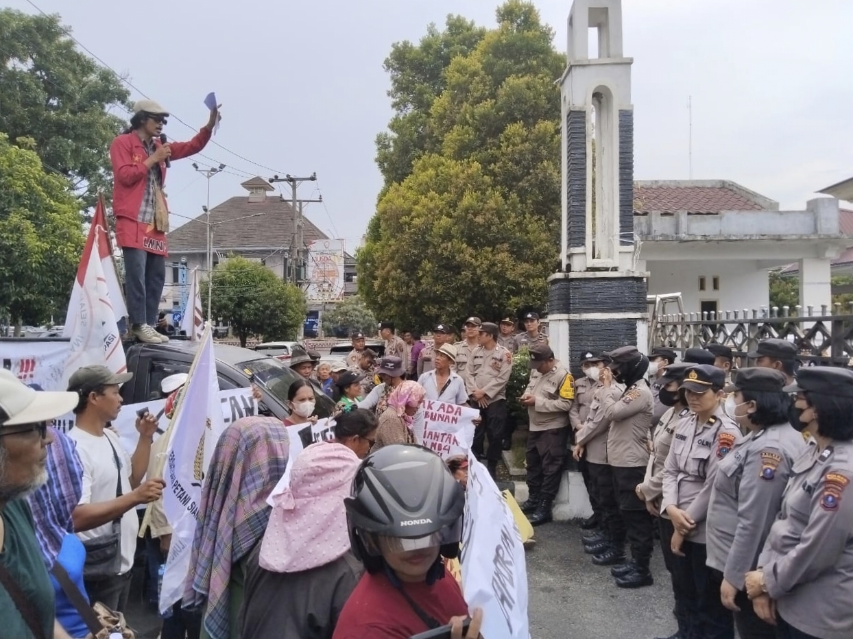 ratusan petani gurilla desak dprd tuntaskan konflik lahan dengan ptpn iv