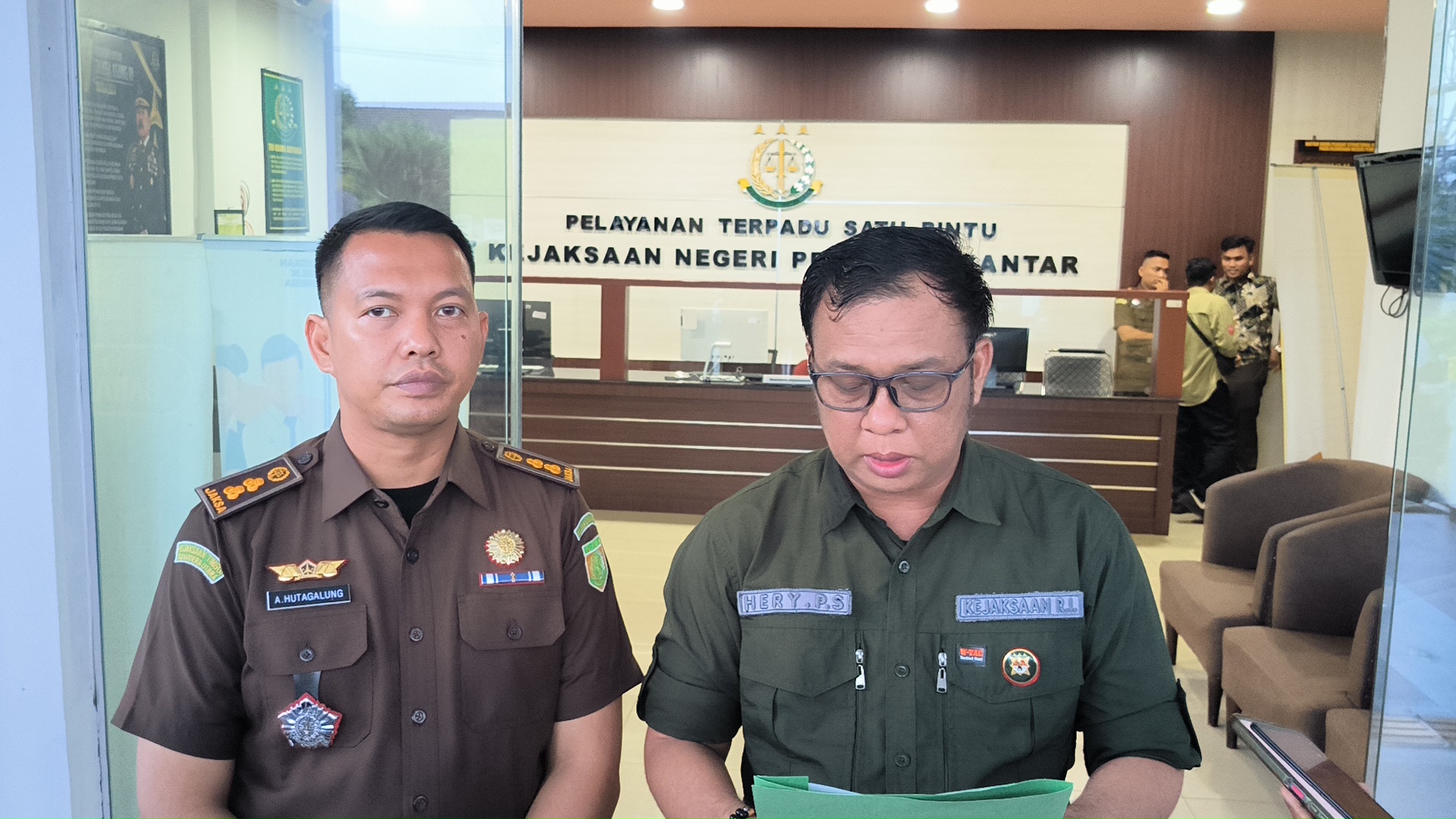 (kiri) kepala seksi pidana khusus arga jp hutagalung dan kepala seksi intelijen heri situmorang. (foto/sinata)