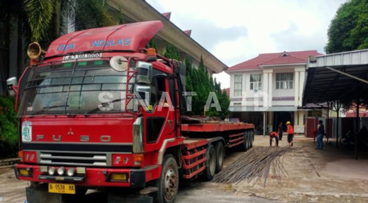 truk tronton roda 22 saat bongkar muatan di halaman kantor dprd pematangsiantar.