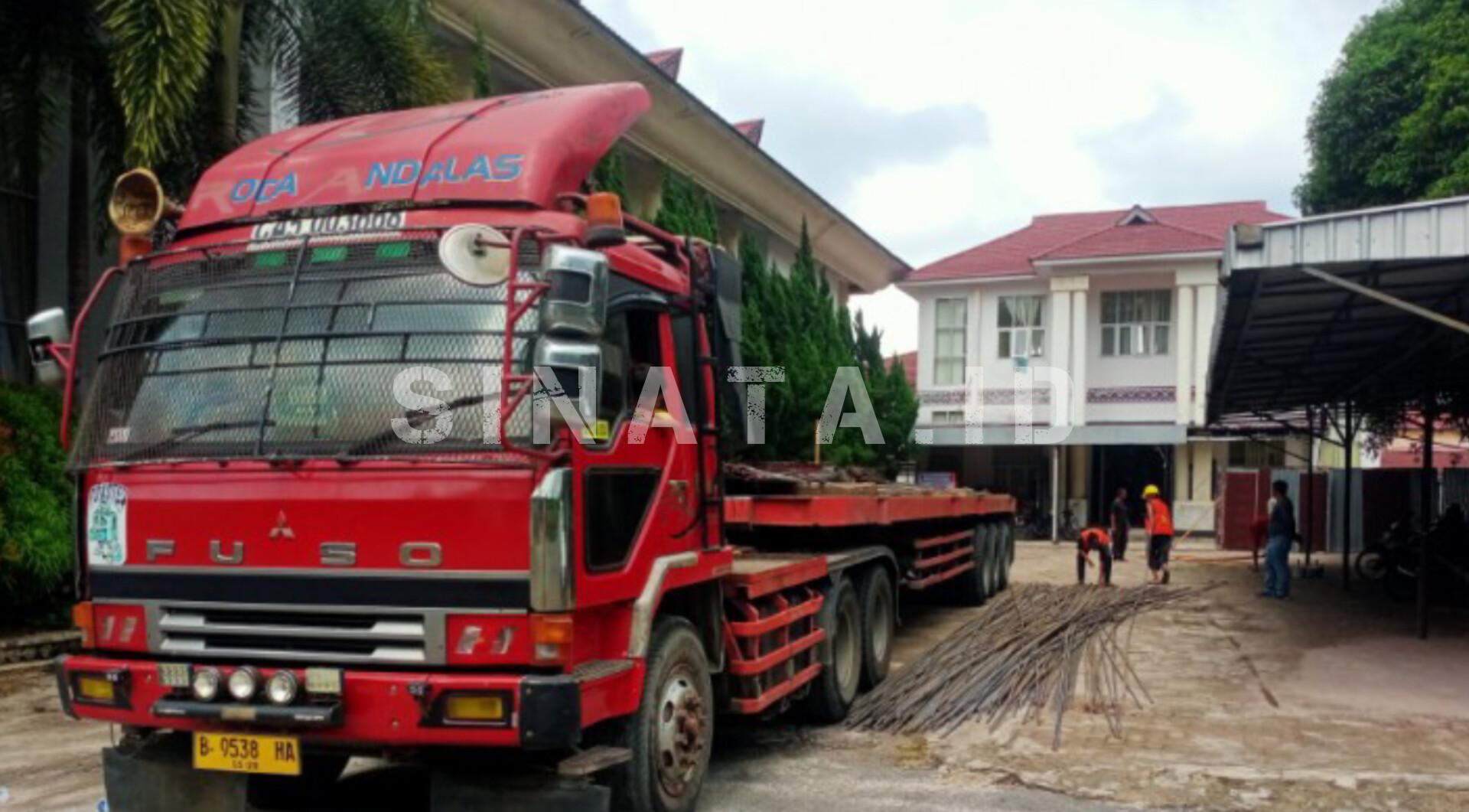 truk tronton roda 22 saat bongkar muatan di halaman kantor dprd pematangsiantar.