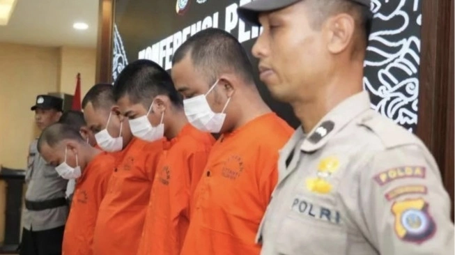 para tersangka berinisial rds (32), en (31), dan da (22) yang berdomisili di bantul, serta nf (25) asal kebumen dan pa (24) dari magelang, jawa tengah, diamankan dalam sebuah penggerebekan.