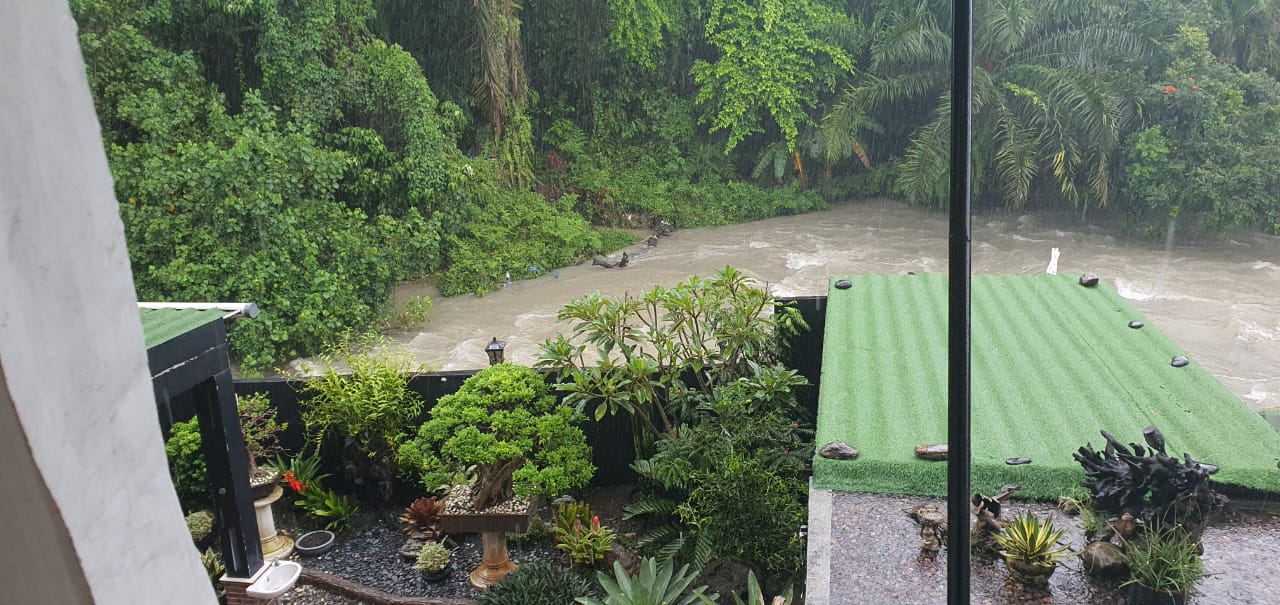 Bangunan cor beton di belakang Cafe Blue Diamond. (foto: sinata)