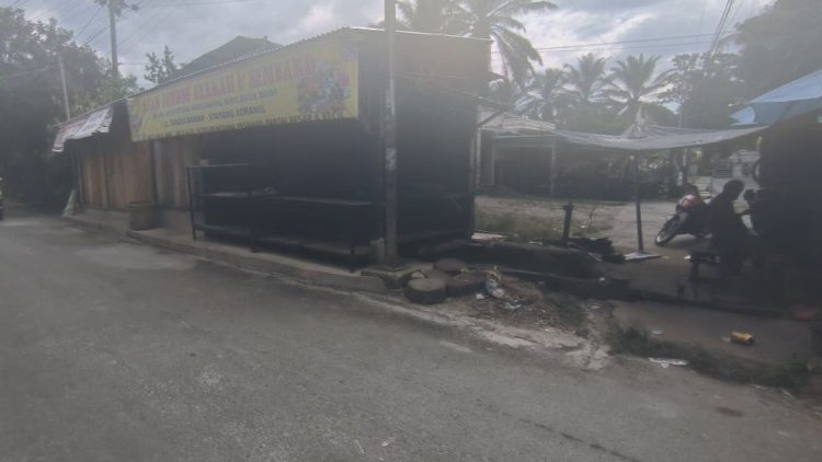 Kios ayam potong berdiri di atas parit. (foto: ist)