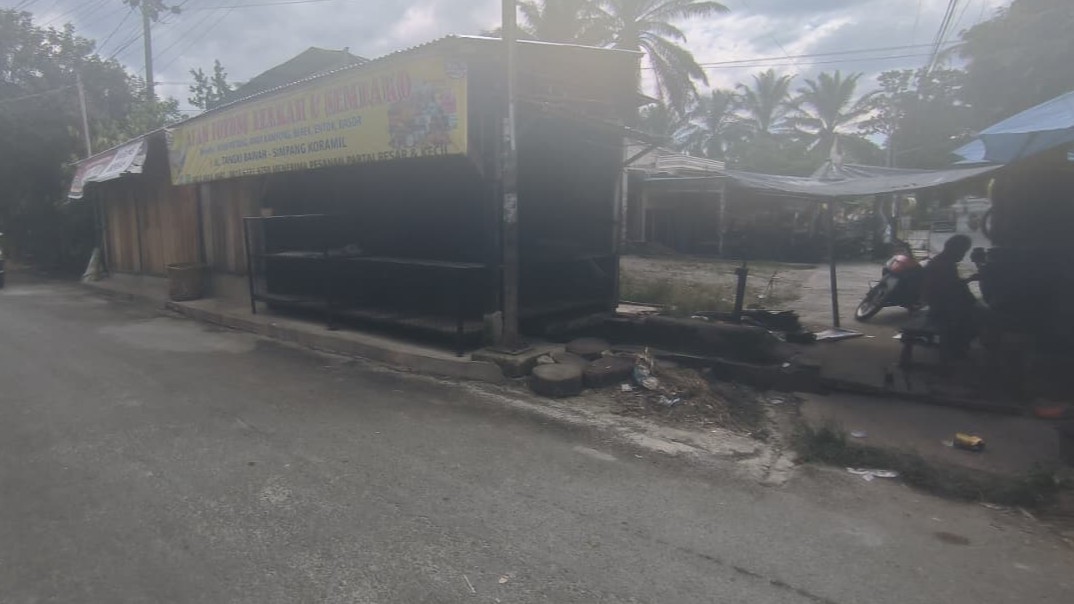 Kios ayam potong berdiri di atas parit. (foto: ist)