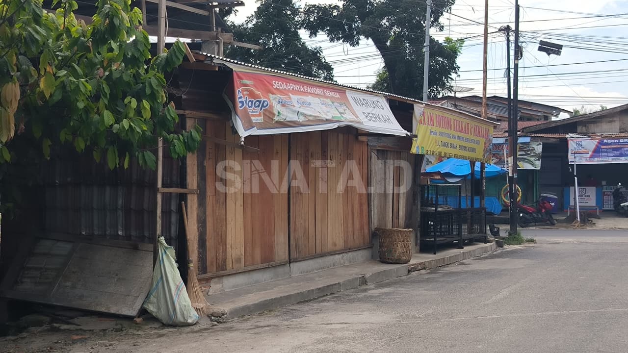 Kios ayam potong dibangun di atas drainase diprotes warga. (foto: sinata)