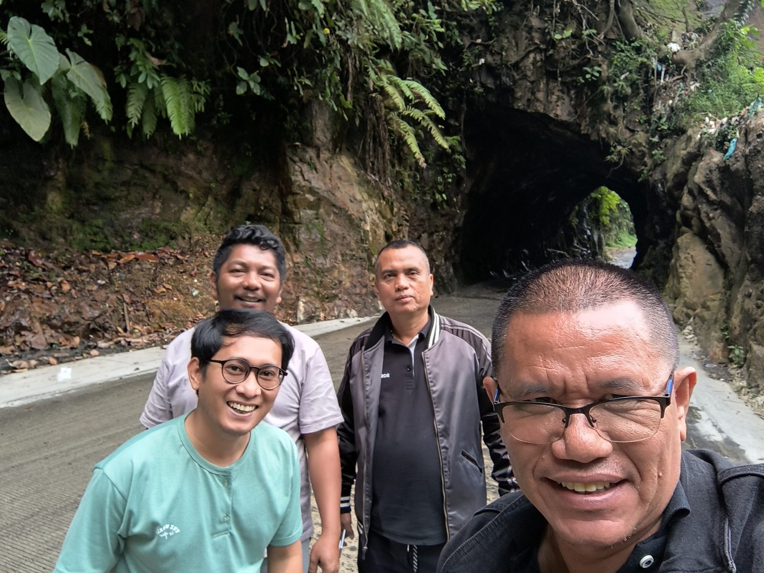 tim sinata.id berpose di batu lubang.