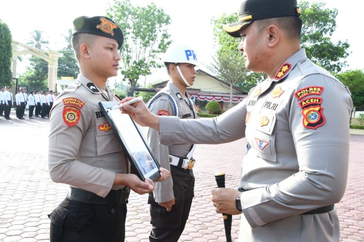 Foto Disilang Merah, Karier Bripka Akhyar Tamat