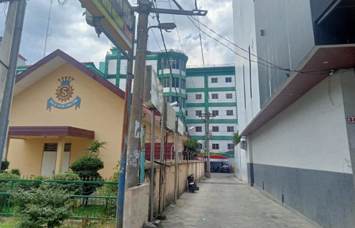 Drainase yang ditutup, dan menjadi jalan masuk ke RS Vita Insani