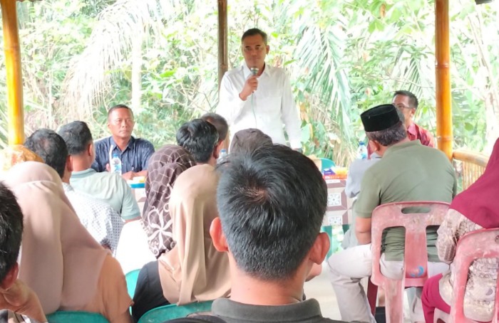 Gusmiyadi pada pertemuan dengan pangulu dan pengurus Koperasi Merah Putih