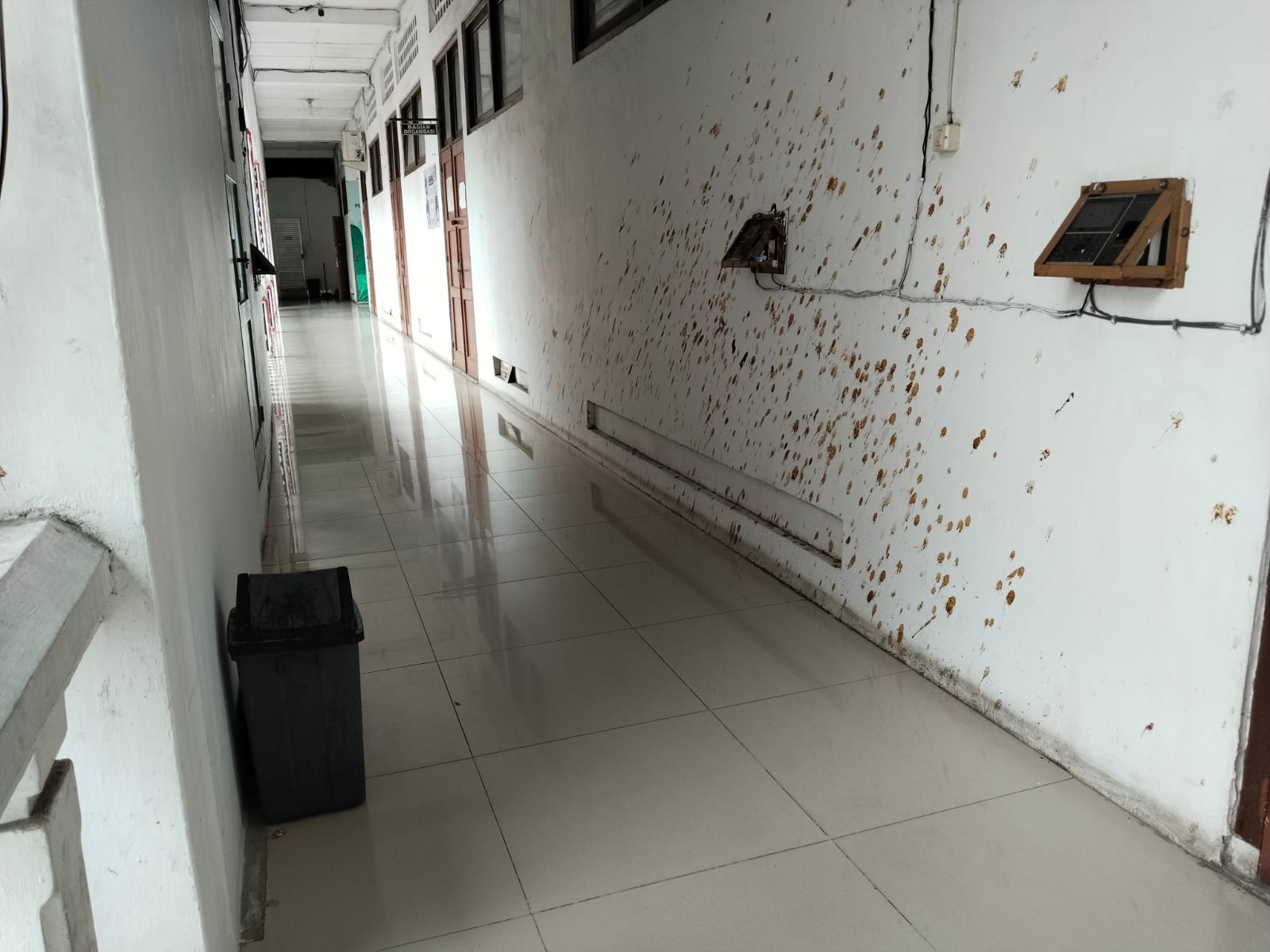 Dinding kotor di depan ruang Sekda Junaedi Sitanggang. (foto: sinata/hendri)