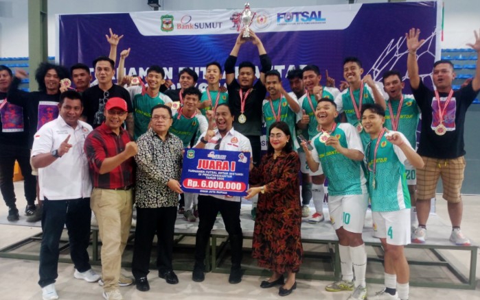 tim koni saat menerima hadiah juara pertama