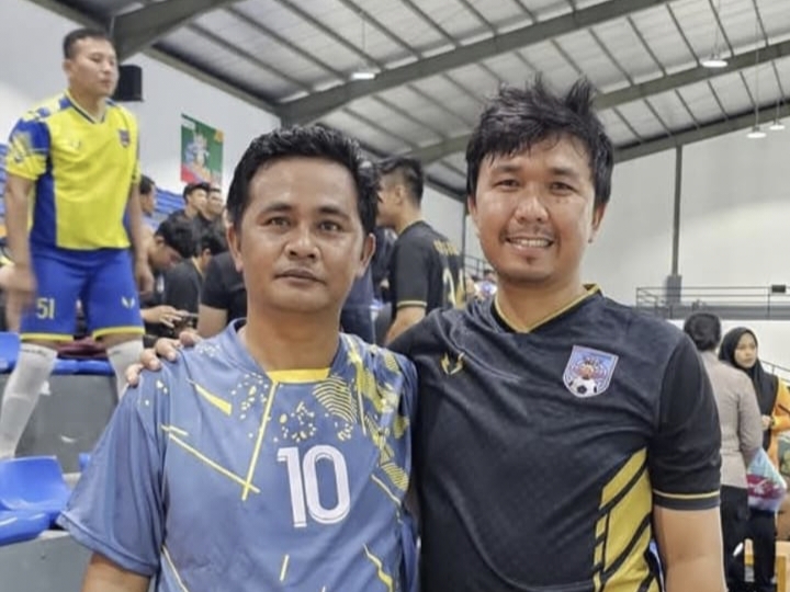 pemimpin redaksi sinata.id leonardus sihotang, foto bersama dengan didiokan tambunan dari polres pematangsiantar, saat pertandingan futsal antar instansi di piala wali kota pematangsiantar.