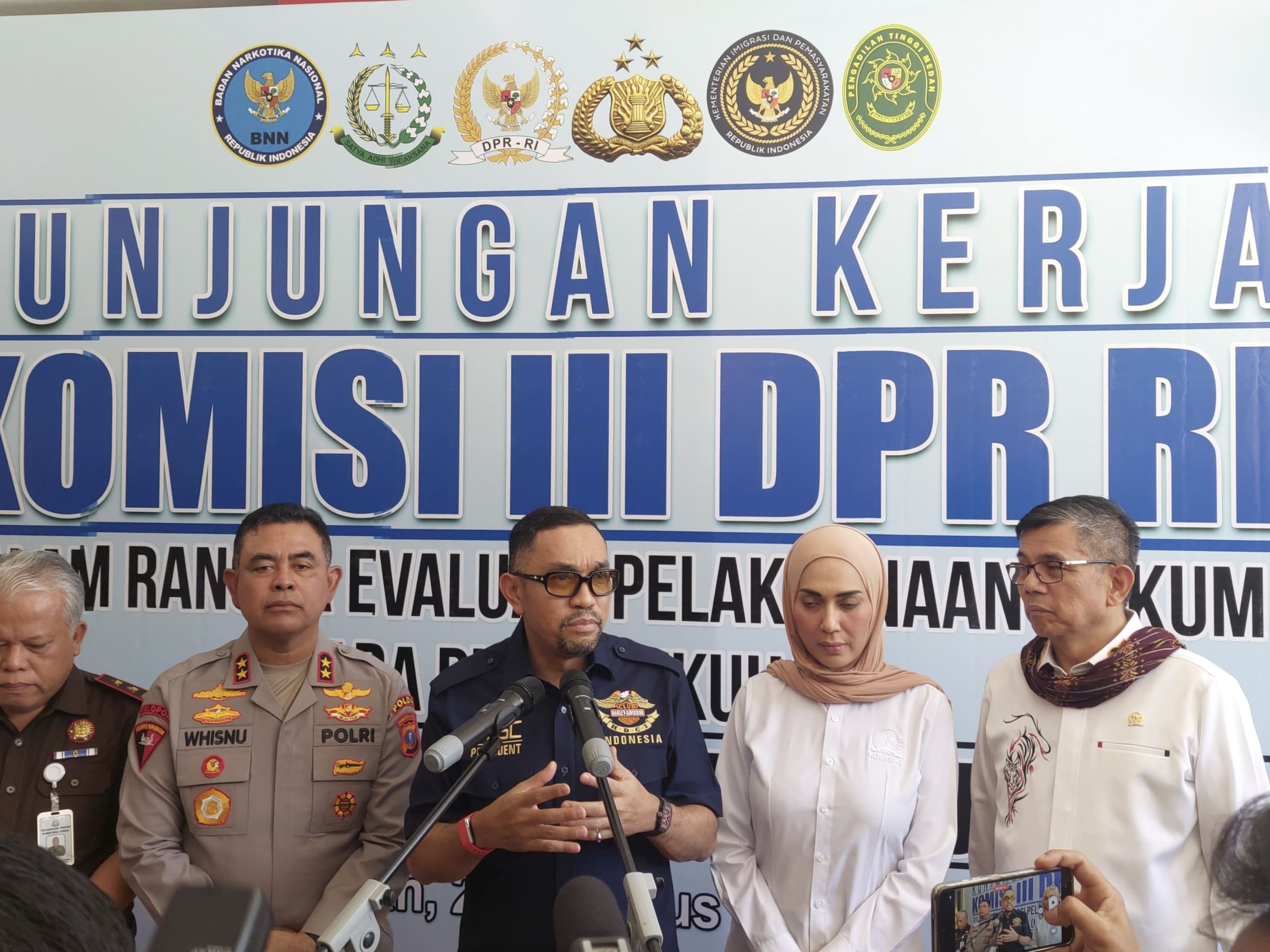 sahroni saat konferensi pers di mapolda sumut, didampingi kapolda sumut irjen pol whisnu hermawan februanto dan kajati sumut, pada jumat, 22 agustus 2025.